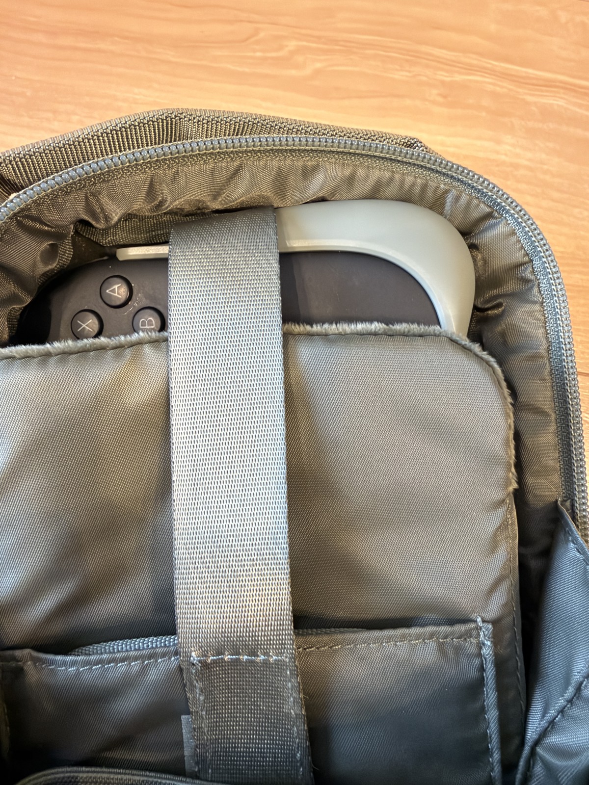 ゲーム機を収めた内側の生地と固定ベルト