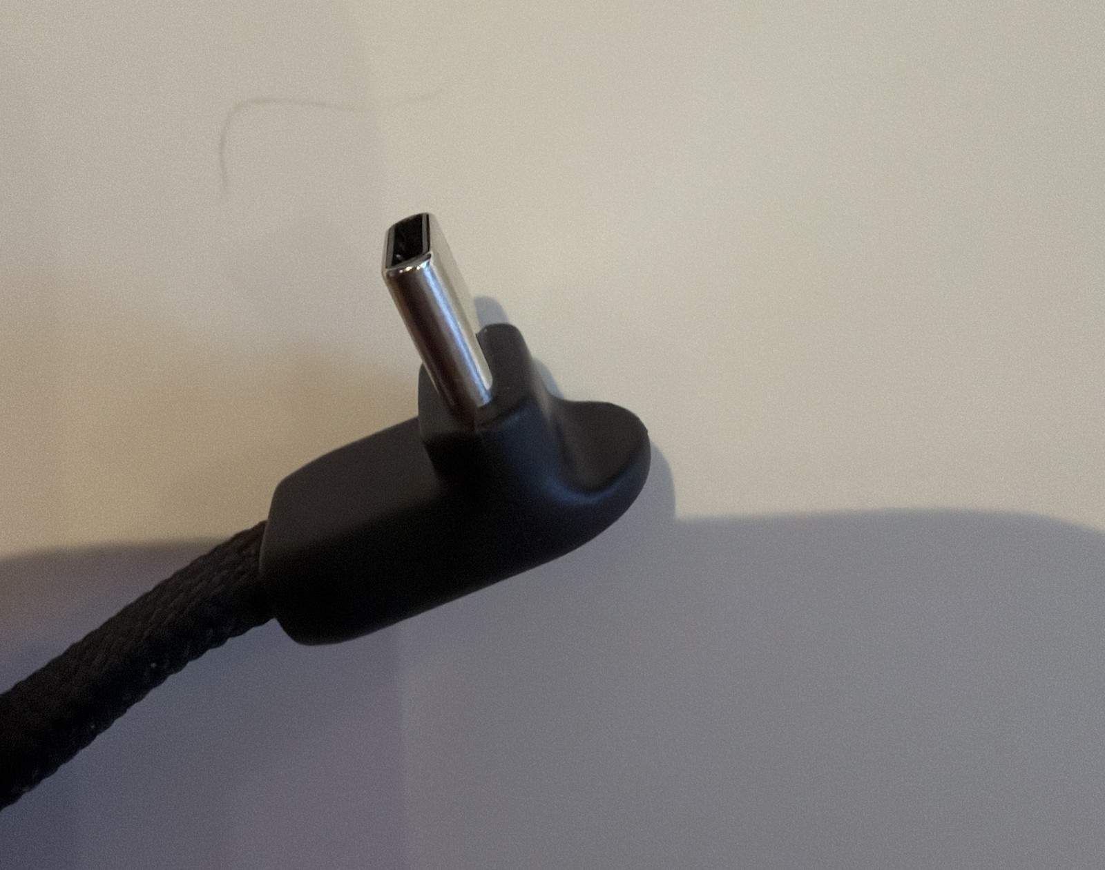 USB-C端子の爪を掛けられる部分