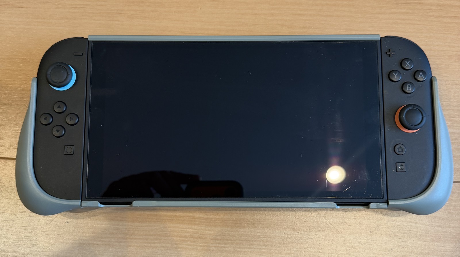 充電グリップを装着したSwitch 2の正面